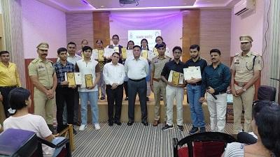 CG बोर्ड एवं CBSE बोर्ड के टॉप टेन विद्यार्थियों का वरिष्ठ पुलिस अधीक्षक ने किया सम्मान साथ ही मार्गदर्शन कार्यक्रम आयोजित...