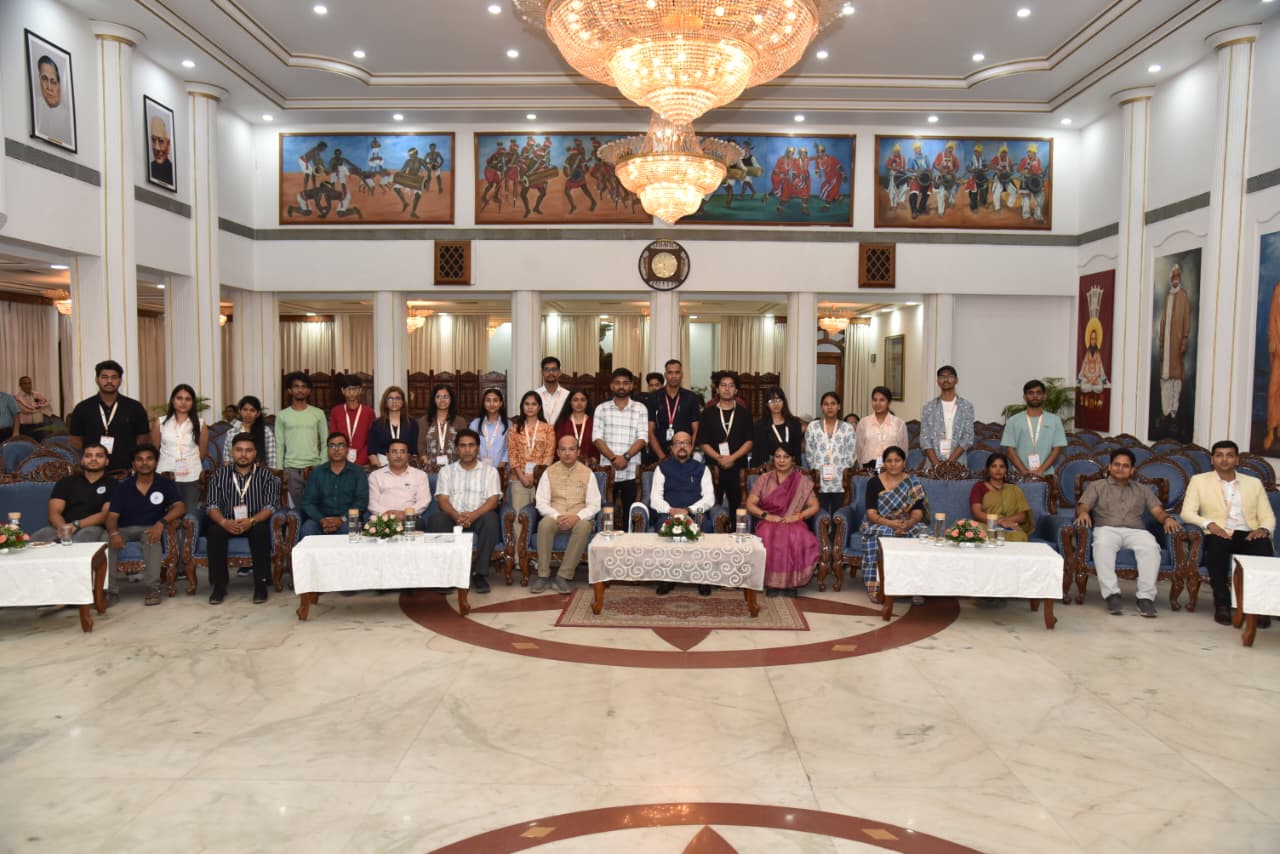 युवा संगम फेज़-VI के अंतर्गत दिल्ली से आए प्रतिनिधिमंडल ने लोक भवन, छत्तीसगढ़ का दौरा किया...