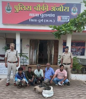 खेतों एवं ग्राम पंचायत के ट्यूबवेल से कॉपर वायर चोरी करने वाले एवं चोरी का माल खरीदने वाले 05 आरोपी गिरफ्तार...