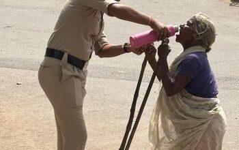 तेज धूप में ड्यूटी निभाते हुए यातायात पुलिस की महिला नव आरक्षक ने पेश की मानवता की मिसाल... 34 तेज धूप में ड्यूटी निभाते हुए यातायात पुलिस की महिला नव आरक्षक ने पेश की मानवता की मिसाल...