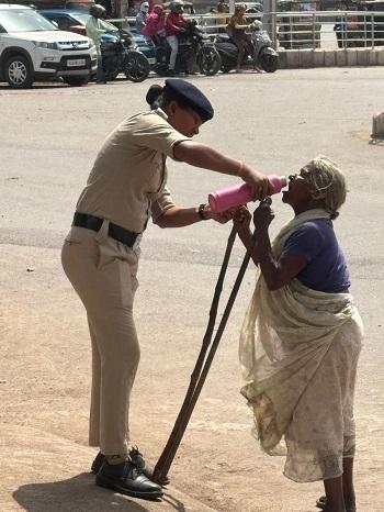 तेज धूप में ड्यूटी निभाते हुए यातायात पुलिस की महिला नव आरक्षक ने पेश की मानवता की मिसाल...
