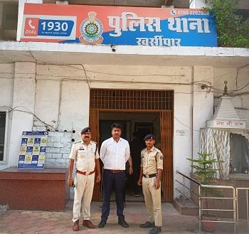 क्रिकेट मैच के दौरान स्वयं को गृह मंत्री का ओएसडी बताकर खिलाड़ियों को धमकाने वाले आरोपी पर खुर्सीपार पुलिस की प्रतिबंधात्मक कार्यवाही... 1 क्रिकेट मैच के दौरान स्वयं को गृह मंत्री का ओएसडी बताकर खिलाड़ियों को धमकाने वाले आरोपी पर खुर्सीपार पुलिस की प्रतिबंधात्मक कार्यवाही...