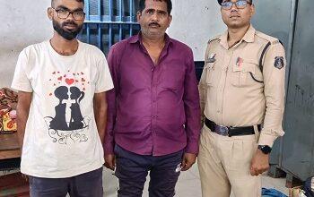 चोरी की ई-रिक्शा को बेचने की फिराक में घूम रहे दो आरोपी गिरफ्तार, पुलिस ने चोरी गई ई-रिक्शा बरामद की... 33 चोरी की ई-रिक्शा को बेचने की फिराक में घूम रहे दो आरोपी गिरफ्तार, पुलिस ने चोरी गई ई-रिक्शा बरामद की...