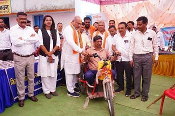 विधायक ललित चन्द्राकर ने दिव्यांग संतोष कुमार ठाकुर को प्रदान की बैटरी चलित ट्राइसिकल...