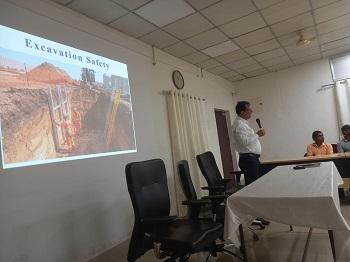 दल्ली राजहरा के एमवीटीसी में एक्सकेवेशन कार्यों पर सुरक्षा प्रशिक्षण कार्यक्रम आयोजित... 3 दल्ली राजहरा के एमवीटीसी में एक्सकेवेशन कार्यों पर सुरक्षा प्रशिक्षण कार्यक्रम आयोजित...