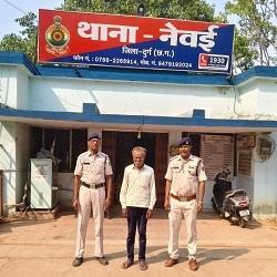 ऑपरेशन विश्वास के तहत दुर्ग पुलिस की कार्रवाई: घर की बाड़ी में छिपाकर रखा था गांजा, 65 वर्षीय आरोपी गिरफ्तार