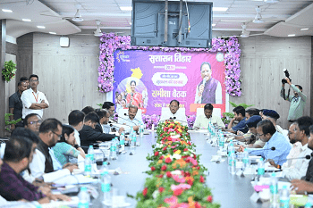 शासकीय योजनाओं का लाभ हर पात्र परिवार तक पहुंचे, प्रशासन संवेदनशीलता और जवाबदेही के साथ करे कार्य: मुख्यमंत्री विष्णुदेव साय 1 शासकीय योजनाओं का लाभ हर पात्र परिवार तक पहुंचे, प्रशासन संवेदनशीलता और जवाबदेही के साथ करे कार्य: मुख्यमंत्री विष्णुदेव साय