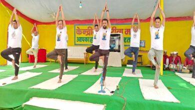 मधुर संगीत की धुन में बंदियों द्वारा किया जा रहा योगाभ्यास