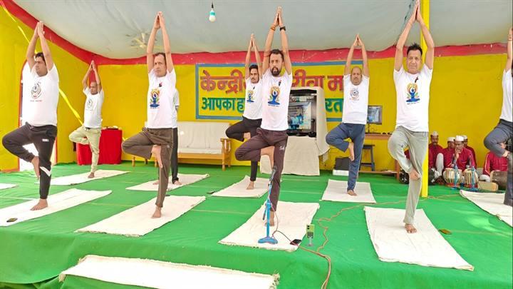 मधुर संगीत की धुन में बंदियों द्वारा किया जा रहा योगाभ्यास