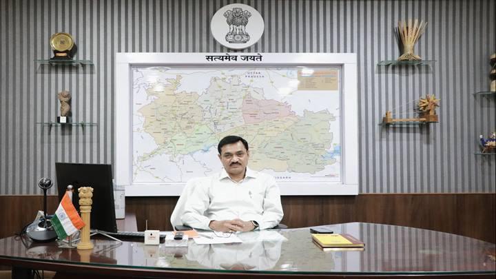नवागत कमिश्नर श्री सिंह ने किया पद्भार ग्रहण... 1 नवागत कमिश्नर श्री सिंह ने किया पद्भार ग्रहण...