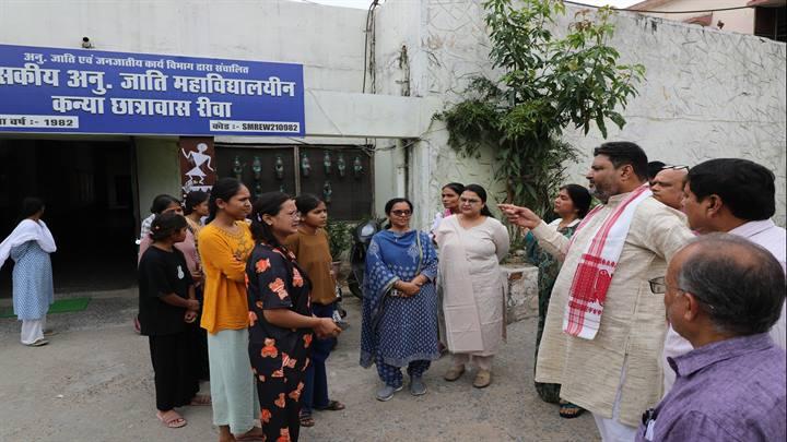 अनुसूचित जाति आयोग के अध्यक्ष ने किया स्कूल तथा छात्रावासों का निरीक्षण छात्रावास में भवन सुधार का कार्य तत्काल कराएं - अध्यक्ष श्री जाटव