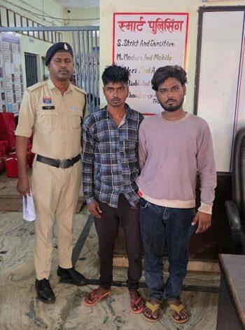 बाइक में शराब तस्करी कर रहे दो आरोपी गिरफ्तार, 40 पौवा देसी शराब और मोटरसाइकिल जब्त... 1 बाइक में शराब तस्करी कर रहे दो आरोपी गिरफ्तार, 40 पौवा देसी शराब और मोटरसाइकिल जब्त...