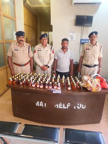 अवैध शराब कारोबार पर पुलिस का शिकंजा, 87 पौवा देशी मसाला शराब के साथ युवक गिरफ्तार...