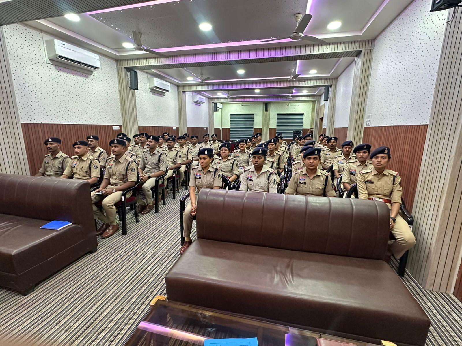 7 प्रशिक्षु उपनिरीक्षकों और 1 सूबेदार की हुई ब्रीफिंग, एसएसपी विजय अग्रवाल ने दिए बेहतर पुलिसिंग के गुर...
