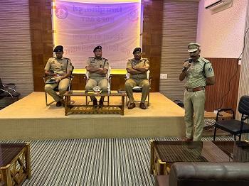 7 प्रशिक्षु उपनिरीक्षकों और 1 सूबेदार की हुई ब्रीफिंग, एसएसपी विजय अग्रवाल ने दिए बेहतर पुलिसिंग के गुर...