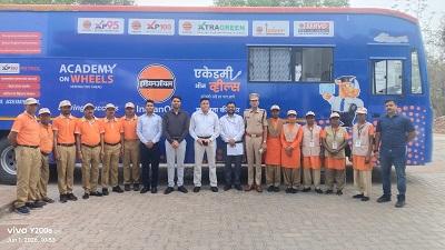 एसपी दुर्ग ने पेट्रोल पंप पर चल रही "एकेडमी ऑन व्हील्स" ट्रेनिंग का निरीक्षण किया...