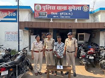 सार्वजनिक स्थान पर चाकू लहराकर फैला रहा था दहशत, पुलिस ने दबोचा; आर्म्स एक्ट के तहत भेजा जेल...