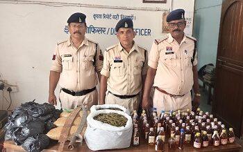 देवार बस्ती में दुर्ग पुलिस का बड़ा सर्च ऑपरेशन: कबाड़, खंडहर और शौचालयों से मिला गांजा-शराब का जखीरा, तलवारें भी बरामद... 8 देवार बस्ती में दुर्ग पुलिस का बड़ा सर्च ऑपरेशन: कबाड़, खंडहर और शौचालयों से मिला गांजा-शराब का जखीरा, तलवारें भी बरामद...