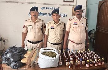 देवार बस्ती में दुर्ग पुलिस का बड़ा सर्च ऑपरेशन: कबाड़, खंडहर और शौचालयों से मिला गांजा-शराब का जखीरा, तलवारें भी बरामद...
