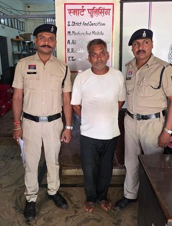 पान ठेले के पीछे चल रहा था अवैध शराब का कारोबार, दुर्ग पुलिस ने दबिश देकर आरोपी को दबोचा...