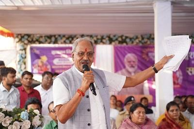 धरसींवा के जरौंदा में 'सुशासन तिहार' का भव्य आयोजन: जनसमस्याओं का 7 दिनों में होगा निराकरण, सांसद बृजमोहन अग्रवाल ने की बड़ी घोषणाएं... 1 धरसींवा के जरौंदा में 'सुशासन तिहार' का भव्य आयोजन: जनसमस्याओं का 7 दिनों में होगा निराकरण, सांसद बृजमोहन अग्रवाल ने की बड़ी घोषणाएं...