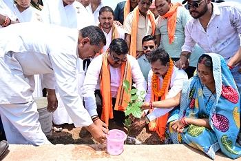 विश्व पर्यावरण दिवस: स्कूल शिक्षा मंत्री गजेन्द्र यादव ने प्रथम बटालियन परिसर में किया वृक्षारोपण, पर्यावरण संरक्षण का दिया संदेश... 1 विश्व पर्यावरण दिवस: स्कूल शिक्षा मंत्री गजेन्द्र यादव ने प्रथम बटालियन परिसर में किया वृक्षारोपण, पर्यावरण संरक्षण का दिया संदेश...