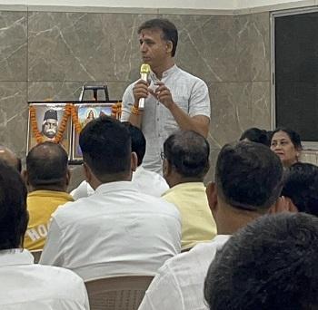 प्रधानमंत्री के संदेशों को जन-जन तक पहुंचाने हेतु अजय भसीन कर रहे व्यापारी बैठकों का आयोजन... 1 प्रधानमंत्री के संदेशों को जन-जन तक पहुंचाने हेतु अजय भसीन कर रहे व्यापारी बैठकों का आयोजन...