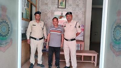 भाई के स्थान पर दूसरे व्यक्ति को प्रस्तुत कर भूमि विक्रय करने वाला धोखाधड़ी का फरार आरोपी गिरफ्तार...