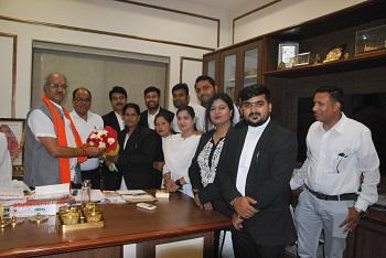 रायपुर अधिवक्ता संघ के नवनिर्वाचित पदाधिकारियों ने सांसद बृजमोहन अग्रवाल से की सौजन्य मुलाकात... 1 रायपुर अधिवक्ता संघ के नवनिर्वाचित पदाधिकारियों ने सांसद बृजमोहन अग्रवाल से की सौजन्य मुलाकात...