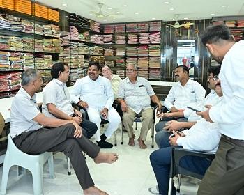 मंत्री गजेन्द्र यादव का व्यापारियों से संवाद, भाजपा का जनसंपर्क अभियान... 1 मंत्री गजेन्द्र यादव का व्यापारियों से संवाद, भाजपा का जनसंपर्क अभियान...