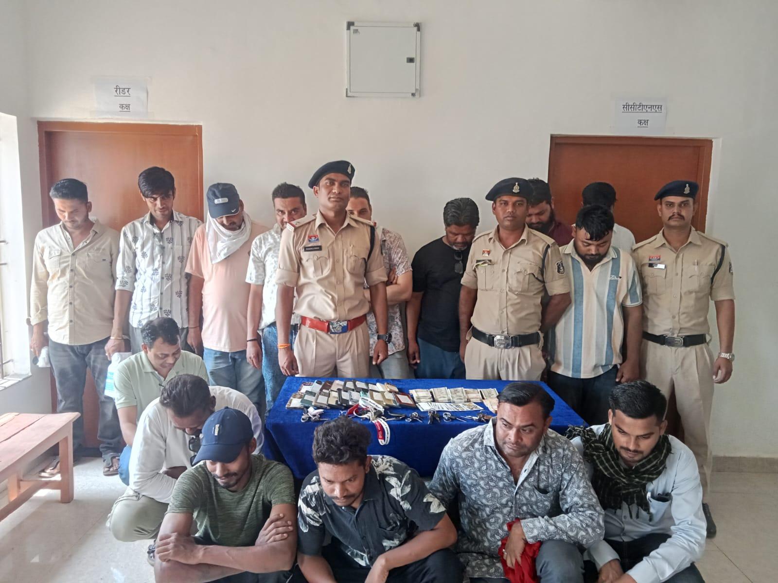 दुर्ग में जुआ फड़ पर पुलिस का बड़ा एक्शन: 15 जुआरी गिरफ्तार, ₹4.34 लाख की नगदी, बाइक और मोबाइल जब्त... 6 दुर्ग में जुआ फड़ पर पुलिस का बड़ा एक्शन: 15 जुआरी गिरफ्तार, ₹4.34 लाख की नगदी, बाइक और मोबाइल जब्त...