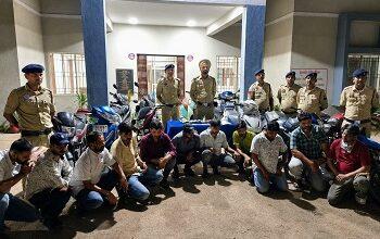 दुर्ग में जुआ फड़ पर पुलिस का बड़ा एक्शन: 15 जुआरी गिरफ्तार, ₹4.34 लाख की नगदी, बाइक और मोबाइल जब्त...
