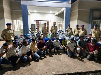 दुर्ग में जुआ फड़ पर पुलिस का बड़ा एक्शन: 15 जुआरी गिरफ्तार, ₹4.34 लाख की नगदी, बाइक और मोबाइल जब्त... 5 दुर्ग में जुआ फड़ पर पुलिस का बड़ा एक्शन: 15 जुआरी गिरफ्तार, ₹4.34 लाख की नगदी, बाइक और मोबाइल जब्त...