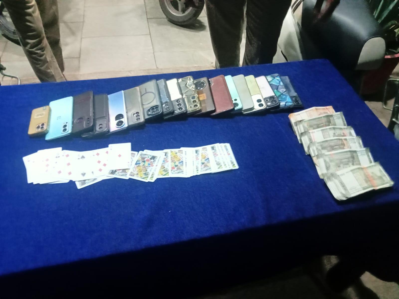 दुर्ग में जुआ फड़ पर पुलिस का बड़ा एक्शन: 15 जुआरी गिरफ्तार, ₹4.34 लाख की नगदी, बाइक और मोबाइल जब्त... 7 दुर्ग में जुआ फड़ पर पुलिस का बड़ा एक्शन: 15 जुआरी गिरफ्तार, ₹4.34 लाख की नगदी, बाइक और मोबाइल जब्त...