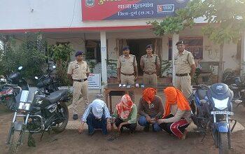 मोबाइल झपटमारी के दो अलग-अलग मामलों का खुलासा, 05 आरोपी एवं 03 विधि से संघर्षरत बालक गिरफ्तार...