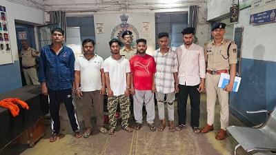 कैरम सेंटर में हत्या के प्रयास के मामले में 06 आरोपी एवं 02 अपचारी बालक गिरफ्तार... 1 कैरम सेंटर में हत्या के प्रयास के मामले में 06 आरोपी एवं 02 अपचारी बालक गिरफ्तार...