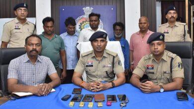 नकली सोने के बिस्किट बेचकर ठगी करने वाले अंतरजिला गिरोह का पर्दाफाश, 05 आरोपी गिरफ्तार... 6 नकली सोने के बिस्किट बेचकर ठगी करने वाले अंतरजिला गिरोह का पर्दाफाश, 05 आरोपी गिरफ्तार...