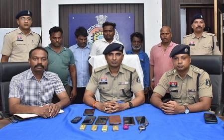 नकली सोने के बिस्किट बेचकर ठगी करने वाले अंतरजिला गिरोह का पर्दाफाश, 05 आरोपी गिरफ्तार... 1 नकली सोने के बिस्किट बेचकर ठगी करने वाले अंतरजिला गिरोह का पर्दाफाश, 05 आरोपी गिरफ्तार...