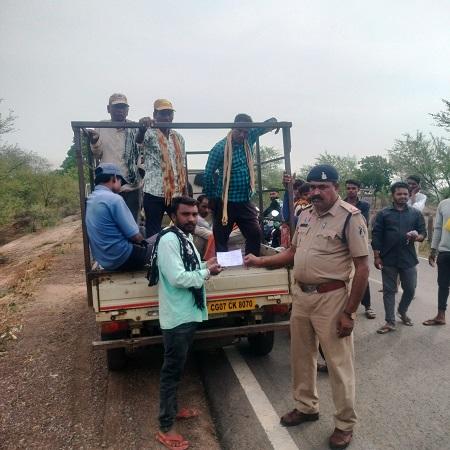 सड़क दुर्घटनाओं की रोकथाम हेतु ब्लैक एवं ग्रे स्पॉट क्षेत्रों में विशेष चेकिंग अभियान, 74 माल वाहक वाहनों पर कार्यवाही 1 सड़क दुर्घटनाओं की रोकथाम हेतु ब्लैक एवं ग्रे स्पॉट क्षेत्रों में विशेष चेकिंग अभियान, 74 माल वाहक वाहनों पर कार्यवाही