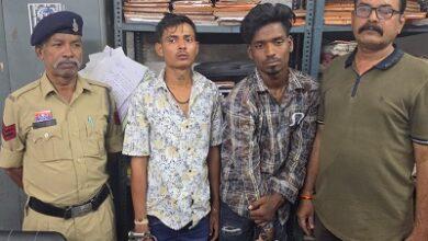 कलेक्टोरेट परिसर स्थित आधार सेवा केंद्र में चोरी की घटना का चंद घंटों में खुलासा, 02 आरोपी एवं 02 विधि से संघर्षरत बालक पकड़े गए