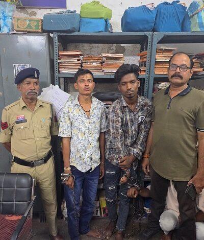 कलेक्टोरेट परिसर स्थित आधार सेवा केंद्र में चोरी की घटना का चंद घंटों में खुलासा, 02 आरोपी एवं 02 विधि से संघर्षरत बालक पकड़े गए