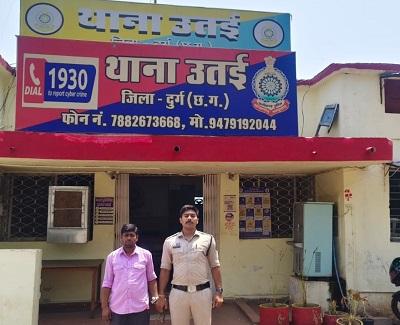 नशे के विरुद्ध दुर्ग पुलिस की लगातार कार्यवाही ज़ारी, अवैध शराब बिक्री करते आरोपी को गिरफ्तार कर 30 पौवा देशी मसाला शराब की गई जप्त