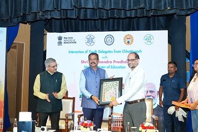 'युवा संगम' फ़ेज़-VI के तहत छत्तीसगढ़ के प्रतिनिधियों ने माननीय केंद्रीय शिक्षा मंत्री धर्मेंद्र प्रधान से मुलाक़ात की