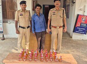 अवैध शराब बिक्री करते आरोपी गिरफ्तार, 33 पौवा देशी शराब एवं बिक्री रकम जप्त कर न्यायिक अभिरक्षा में भेजा गया... 2 अवैध शराब बिक्री करते आरोपी गिरफ्तार, 33 पौवा देशी शराब एवं बिक्री रकम जप्त कर न्यायिक अभिरक्षा में भेजा गया...