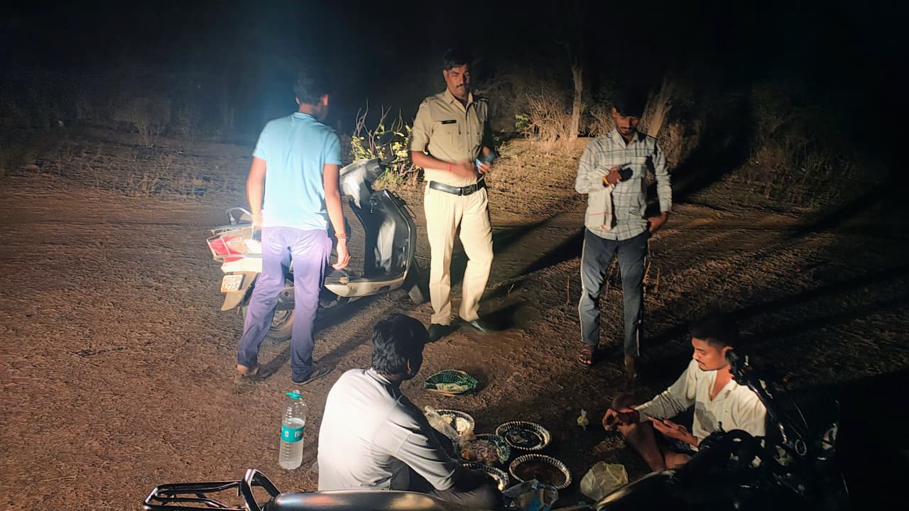 नशे के विरुद्ध चलाए जा रहे ऑपरेशन विश्वास के तहत तीन अलग-अलग स्थानों पर दबिश देकर अवैध शराब बिक्री करने वाले 03 आरोपियों को किया गया गिरफ्तार...