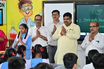 मंत्री गजेन्द्र यादव ने किया स्मार्ट क्लास का लोकार्पण, बच्चों संग प्रार्थना में हुए शामिल...