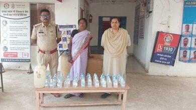 अवैध शराब बिक्री के विरुद्ध दुर्ग पुलिस की लगातार कार्यवाही जारी, आरोपी महिला गिरफ्तार कर न्यायिक अभिरक्षा में भेजी गई 4 अवैध शराब बिक्री के विरुद्ध दुर्ग पुलिस की लगातार कार्यवाही जारी, आरोपी महिला गिरफ्तार कर न्यायिक अभिरक्षा में भेजी गई