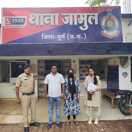 ट्रेडिंग कंपनी में निवेश पर लाभ का झांसा देकर लाखों रुपये एवं सोने के आभूषण की धोखाधड़ी करने वाले दंपत्ति गिरफ्तार 1 ट्रेडिंग कंपनी में निवेश पर लाभ का झांसा देकर लाखों रुपये एवं सोने के आभूषण की धोखाधड़ी करने वाले दंपत्ति गिरफ्तार