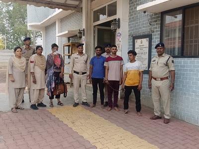 घर में चोरी की वारदात का खुलासा, 03 आरोपी एवं चोरी का माल खरीदने वाली 01 आरोपीया गिरफ्तार 6 घर में चोरी की वारदात का खुलासा, 03 आरोपी एवं चोरी का माल खरीदने वाली 01 आरोपीया गिरफ्तार