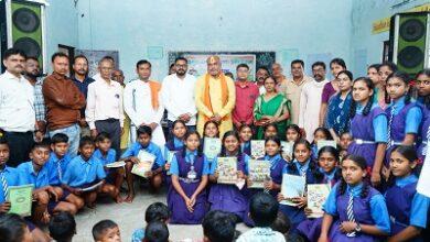 तिरगा में आयोजित संकुल स्तरीय शाला प्रवेशोत्सव में शामिल दुर्ग ग्रामीण विधायक ललित चंद्राकर...